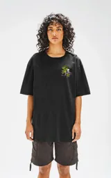 Remera negra oversize de algodón con estampado en la espalda de moléculas y hojas de marihuana en tonos rosa, amarillo y verde.