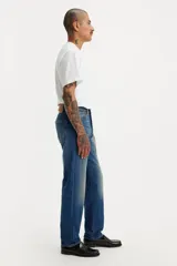 Pantalón de jean de tiro medio, corte recto y color azul con desgaste en muslos.