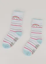 Par de medias blancas con rayas horizontales rojas, celestes y grises. Presentan puntera y talón celeste, y un arcoíris bordado en el lateral. La suela tiene puntos antideslizantes grises.