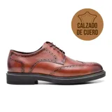 Zapato de vestir acordonado negro de cuero con detalles de perforaciones y suela de goma.