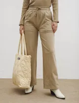 Pantalón de jogging color beige con cintura elástica ajustable con cordón.