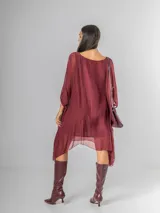 Vestido o blusón maxi de seda italiana color borgoña, con mangas amplias y forro de modal elastizado. Presenta un corte fluido y escote redondo.
