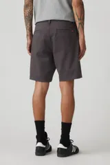 Bermuda de gabardina color gris oscuro, corte relaxed, con bolsillos laterales y traseros.