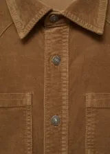 Mono largo de pana color marrón, con cuello camisero, cierre frontal con botones, bolsillos delanteros y traseros, y corte acampanado.