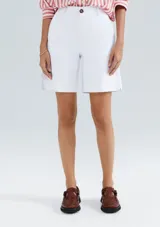 Bermuda blanca de sarga, corte chino, con bolsillos laterales y traseros.
