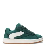 Zapatillas deportivas acordonadas de gamuza color verde oscuro, con logo blanco en el lateral, suela blanca y base color caramelo.