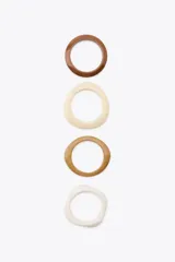 Pack de cuatro pulseras de resina de diferentes tamaños en tonos marrón, beige y blanco.