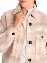 Chaqueta tipo camisa de lana a cuadros color fucsia, rojo y beige, con cuello camisero, cierre frontal con botones, dos bolsillos de parche en el pecho y mangas largas.
