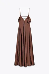 Vestido midi marrón de satén con tirantes finos ajustables y escote en V.