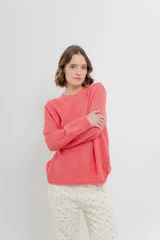 Sweater azul de punto medio, amplio, suave, con escote a la base y puños en mangas y en acabado inferior.