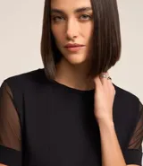 Blusa negra de viscosa con cuello redondo y mangas cortas de tul.