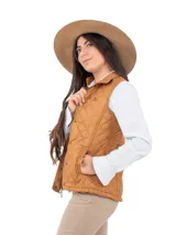 Chaleco capitoneado color azul con cuello alto y cierre frontal con botones a presión.