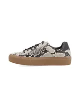 Sneaker de cuero vacuno con estampado de camuflaje y suela marrón.