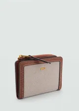 Billetera pequeña color beige con efecto rafia y logo en relieve. Tiene cierre de solapa con botón magnético, seis ranuras para tarjetas y cierre de cremallera.