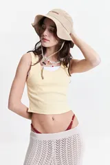 Musculosa color amarillo pastel, acanalada, de fit ajustado y textura suave.