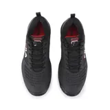 Championes Fila Axilus Ace Clay, color negro con detalles en rojo y gris, para hombre o mujer. Capellada de materiales sintéticos inyectados y piezas laterales para mayor estabilidad. Entresuela de EVA para confort y amortiguación. Suela de caucho para superficies duras. Tecnología CAGE: placa antitorsión que evita movimientos medio-laterales. Plantilla SUPERFOAM con espuma anatómica.