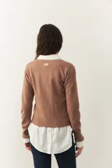 Cárdigan negro tramado, corto y ajustado al cuerpo, con botones a tono y cuello a la base.