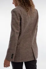 Blazer con estampado a cuadros en tonos marrones y negros, de corte clásico y solapas.