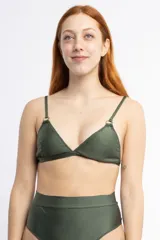 Top de bikini triangular color verde militar, con breteles regulables, argollas metálicas en los breteles y broche en la espalda. Confeccionado en tela brillante con textura tipo croco y relleno removible.