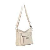 Bandolera color gris con correa regulable a tono. Tiene cierre superior, bolsillos frontales con cierre, tres bolsillos internos y un bolsillo trasero.