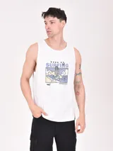 Musculosa blanca de algodón con estampado de un esqueleto surfeando en la playa.