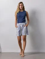 Short azul de lino con pretina elastizada, lazo de ajuste y bolsillos delanteros.