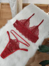 Conjunto de lencería de encaje rojo, compuesto por un bralette triangular sin aros y una tanga. Ambas piezas presentan un diseño floral de encaje y tirantes finos ajustables.