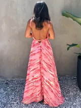 Vestido largo de tela fluida, color azul vibrante con estampado tie-dye en tonos beige/crudo. Diseño halter con tirantes finos ajustables y cintura marcada con lazo.