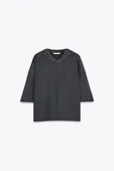 Sudadera gris oscuro con cuello en V y mangas 3/4. Tejido con efecto lavado y rib a tono.