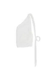 Top blanco de punto con diseño asimétrico y cuello tipo bufanda.