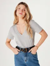 Remera gris de corte clásico, con cuello en V y mangas cortas.