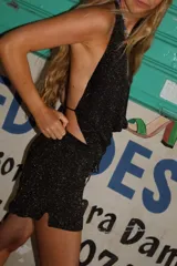 Short tiro bajo de lurex y viscosa con cordones para ajustar.