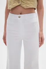 Pantalón jean blanco, recto y de calce alto con terminación desflecada.