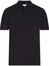 Chomba Calvin Klein negra de algodón con cuello clásico con detalle texturizado, cierre de dos botones y logo tonal en el pecho.