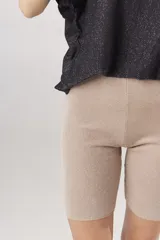 Shorts tipo biker de tejido de punto color beige melange, ajustados al cuerpo.