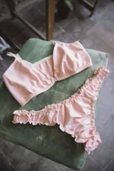 Vedetina negra de algodón con un calce impecable y detalles sensuales.