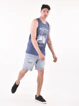Musculosa gris con estampado de Nueva York en el frente.