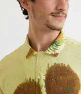 Camisa de viscosa color amarillo con estampado de girasoles de Van Gogh, de corte slim, manga corta y cuello bowling.