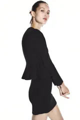 Chaqueta negra de punto fino con cuello redondo, manga larga, corte peplum y cierre frontal con botones joya.