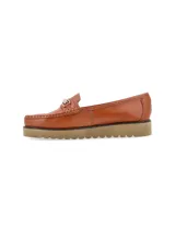 Mocasín de cuero negro con detalle de hebilla dorada y suela track.
