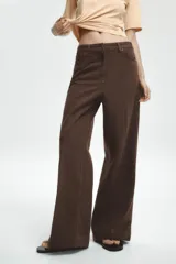 Pantalón de jean marrón de tiro alto, corte wide leg y relaxed fit.