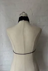 Top negro con cuello halter y abertura en el frente que se ata con lazos.