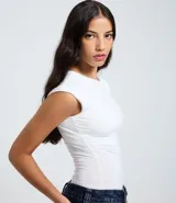 Body blanco de manga corta con escote redondo y fruncidos laterales.