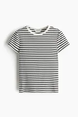 Remera de manga corta, corte entallado, con cuello redondo ribeteado. Presenta un tejido de punto acanalado con rayas horizontales blancas y negras.