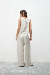 Pantalón de vestir plateado, de corte palazzo y tiro alto.