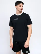 Remera negra de corte clásico con cuello redondo ribeteado en blanco y logo Umbro bordado en el pecho.
