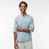 Camisa celeste de manga larga con cuello mao y cierre parcial con botones.