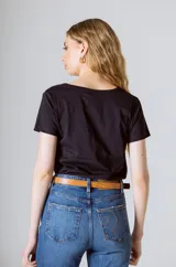 Camiseta negra de algodón orgánico con cuello en V y logo bordado en el pecho.