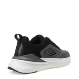 Championes Umbro Lyro de hombre, color gris y negro, con capellada de tejido transpirable y suela blanca con detalles en gris oscuro.