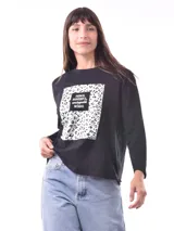 Remera marrón de manga larga con estampado rectangular con una figura femenina y la frase "Autumn Memories".